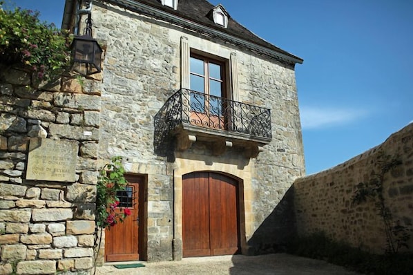 Entrance of the apartment, in the village of Beynac