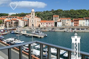 Studio apartment with a fantastic view from the balcony, day or night!