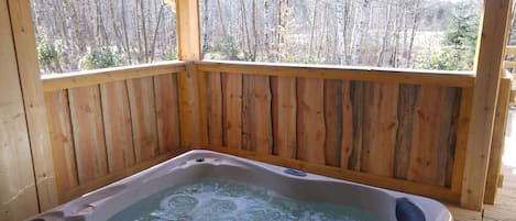 Le jacuzzi à 37°,utilisable aussi bien en hiver qu'en été, en journée, en soiré