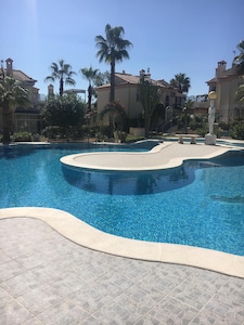 Exclusivo apartamento con vista a la piscina y hermosos jardines, Wifi gratuito