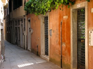 Entrance from Calle Colombina