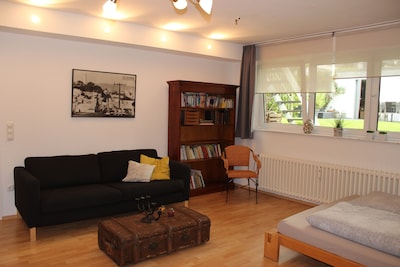 Modern, quiet apartment with garden view