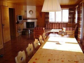 Livingroom with fireplace