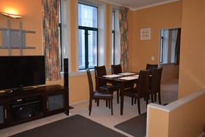 Dining for six, and TV/stereo with Netflix(no charge) and local TV channels