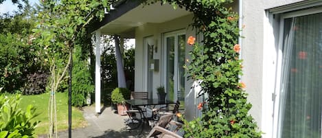 Zugang zur Ferienwohnung durch den Rosenbogen