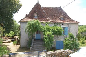Maison Lafeuille - First view upon arrival with parking opposite.