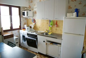 Kitchen with dish washer and washing machine