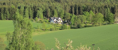 Ferienwohnung "Vogtlandblick" über das Lochbachtal fotografiert