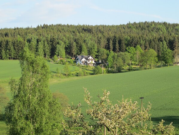 Ferienwohnung "Vogtlandblick" über das Lochbachtal fotografiert