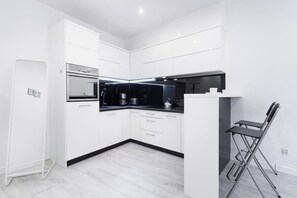Fully equipped kitchenette. 