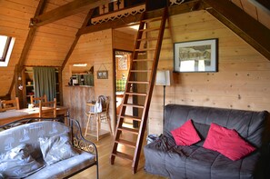 Salon et salle à manger avec accès mezzanine
