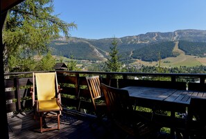 Terrasse avec vue sur les pistes de ski de la station de Lans en Vercors.