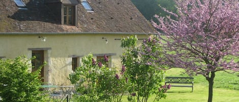 Le gîte est situé à coté de la maison des propriétaires