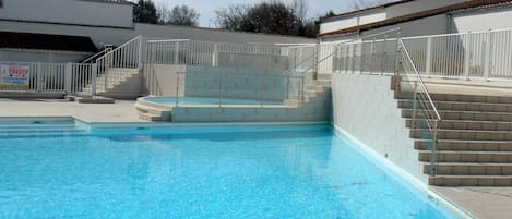 Piscine privée et sécurisée au sein de la résidence et petit bain/enfants.