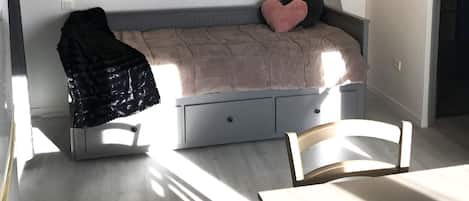 Pièce de vie avec canapé lit tiroir.