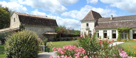 La Chartreuse de La Grèze. Votre gîte est le bâtiment sur la gauche.