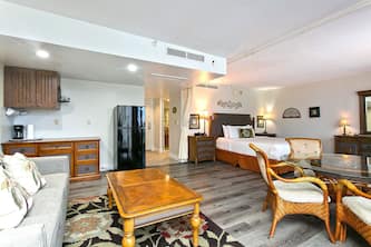Pool & close to Beaches, Elegant King Bed Studio (Sleeps 4) FREE Parking!