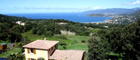 La maison vue de dos, avec la vue mer