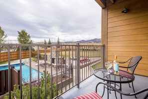 Enjoy a cocktail on the private balcony with view of the pool and the hot tub!