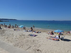 Jeu d'enfants sur la plage en juin 2022