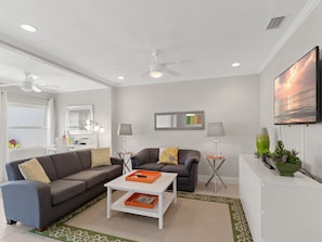 Let the Natural Light Stream In - Settle back on the couches for movie night or curl up in an armchair with a good book or your laptop (Vista Hermosa 189 has free Wi-Fi). You can even sprawl out on the rug for a Lego session with kids.