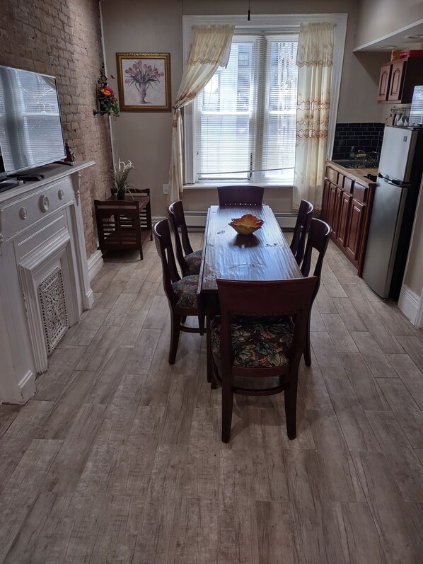DINING SEATS 6
