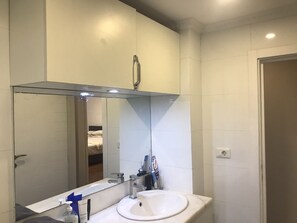 Common bathroom 