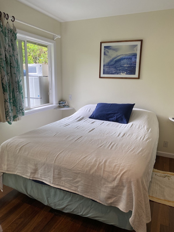 Queen bed w view of the stars and fragrant Hawaii an flowers next to deck.  