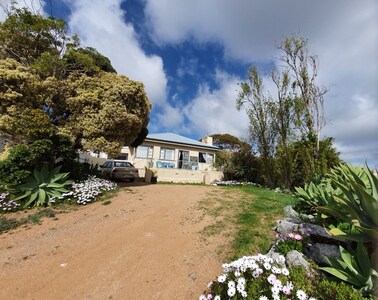 Cosy & cheerful three bedroom cottage with sea views & wifi - pets welcome!