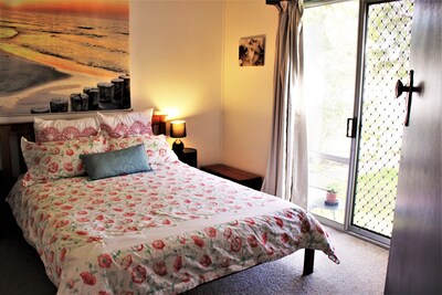 Cosy & cheerful three bedroom cottage with sea views & wifi - pets welcome!