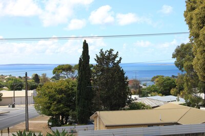 Cosy & cheerful three bedroom cottage with sea views & wifi - pets welcome!