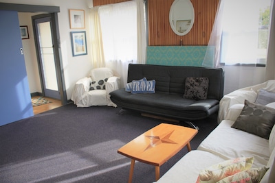 Cosy & cheerful three bedroom cottage with sea views & wifi - pets welcome!