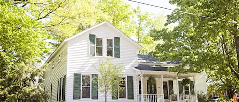 Hilltop Cottage "on the Hill" in Saugatuck 