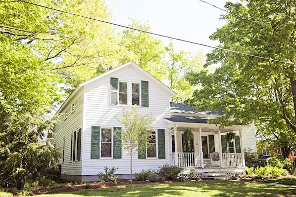 Hilltop Cottage "on the Hill" in Saugatuck