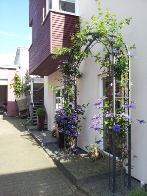 Eingang Vinothek und Zugang Ferienwohnung