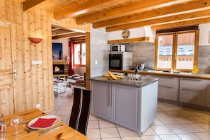 Cuisine ouverte et bien équipée dans le chalet Snow Paradise au Bettaix