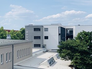 Blick aus Schlafzimmer 1 auf das Bauhaus 