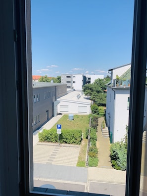 Blick aus Schlafzimmer 1 auf das Bauhaus 