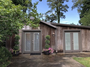 Guest Cottage . Front Entrance is adjacent to Covered parking/Driveway