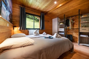 Ensuite twin room in chalet Snow Star