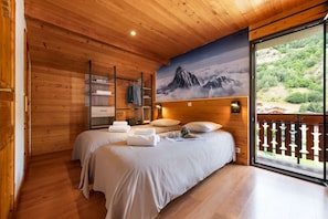 Bedroom with balcony in chalet Snow Star