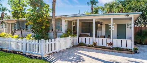 Cozy 3 bedroom Manatee Cottage. One block from beach.