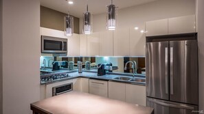 Fully equipped kitchen with island