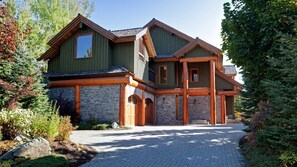 Front driveway exterior view