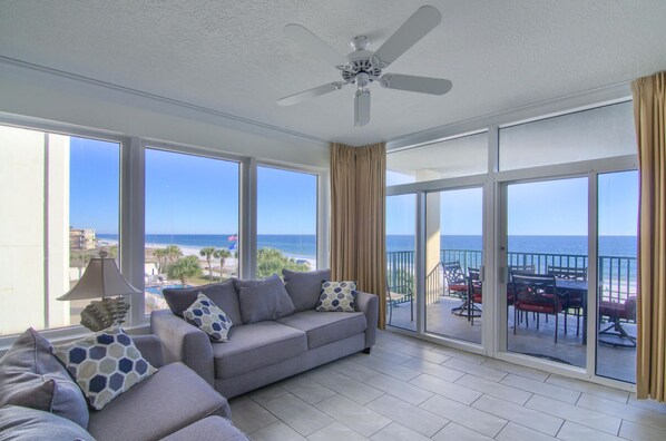 Spectacular views from the living rooms to kitchen