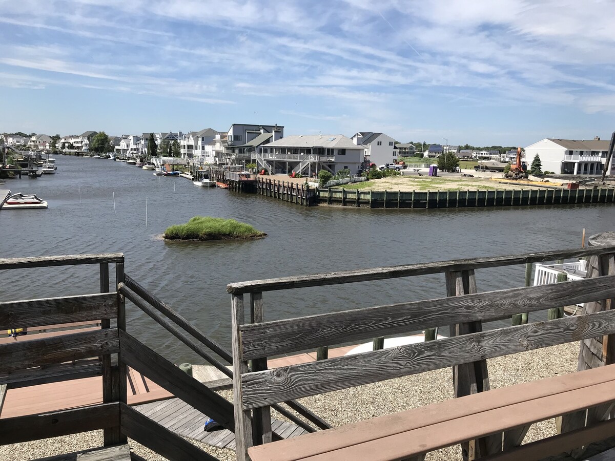 Watersports paradise, 65ft floating dock, bay in front, lagoon in back yard