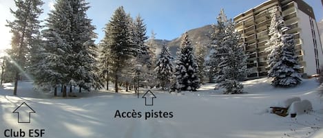 derrière les sapins , il y a le club enfants , les cabines et pistes 2 min 30  