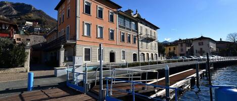 struttura in riva al lago