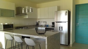 Kitchen and breakfast bar