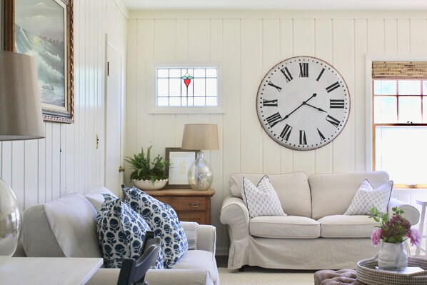 Clean and cozy living room.